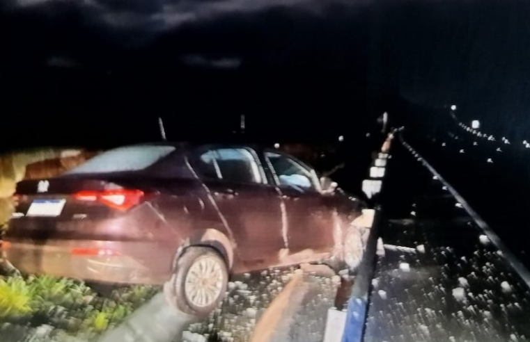 CARRO BATE EM BUEIRO NA PR-151 E DEIXA DUAS PESSOAS FERIDAS