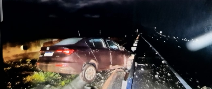 CARRO BATE EM BUEIRO NA PR-151 E DEIXA DUAS PESSOAS FERIDAS