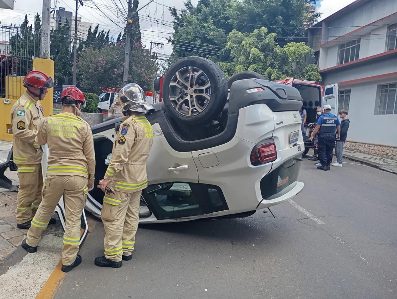 COLISÃO NO CENTRO DE PONTA GROSSA DEIXA DOIS FERIDOS E UM VEÍCULO CAPOTADO