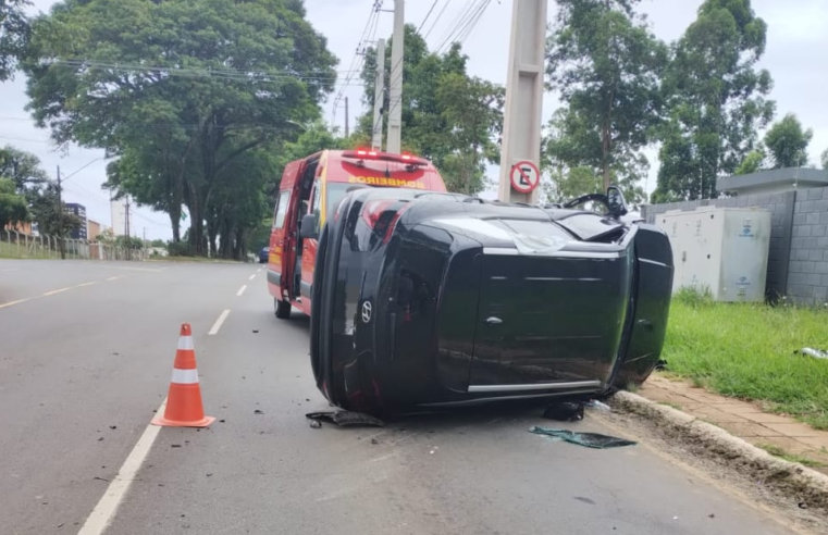 MOTORISTA COLIDE COM ÁRVORE NA VISCONDE DE MAUÁ E CAPOTA O VEÍCULO