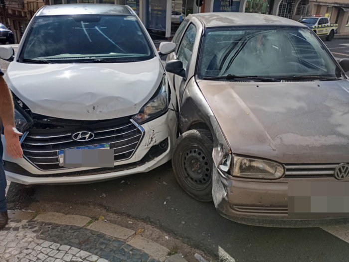 COLISÃO ENTRE VEÍCULOS DEIXA DUAS PESSOAS FERIDAS NO CENTRO DE PONTA GROSSA