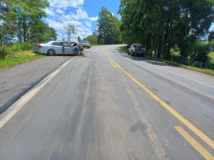COLISÃO FRONTAL NA BR-153 DEIXA UMA VÍTIMA FATAL E DUAS FERIDAS