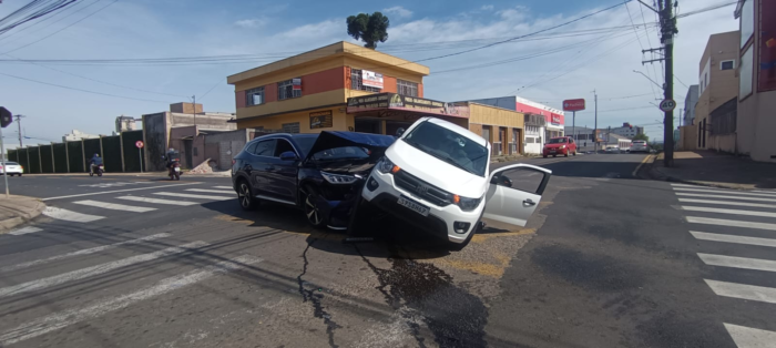 ACIDENTE COM FUGA: CARRO FURA PREFERENCIAL E CAUSA COLISÃO EM PONTA GROSSA