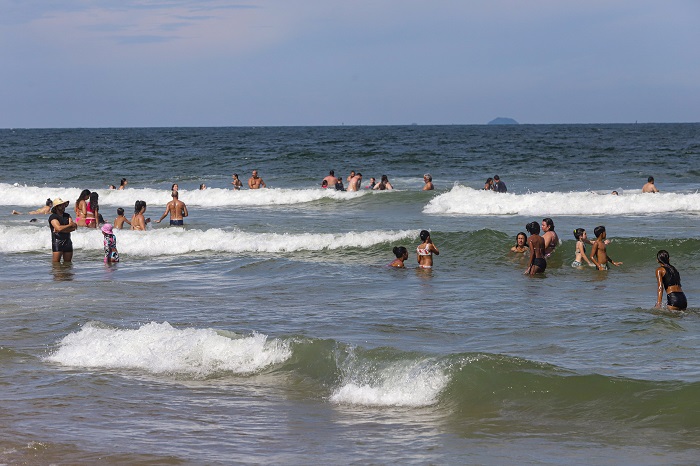 VERÃO COMEÇA COM 92% DAS PRAIAS DO PARANÁ LIBERADAS PARA O BANHO