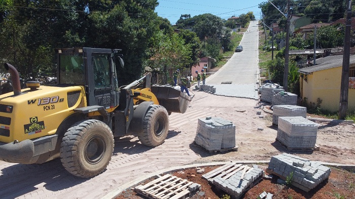 RUAS DA VILA CORONEL CLÁUDIO RECEBEM ASFALTO E PAVER  