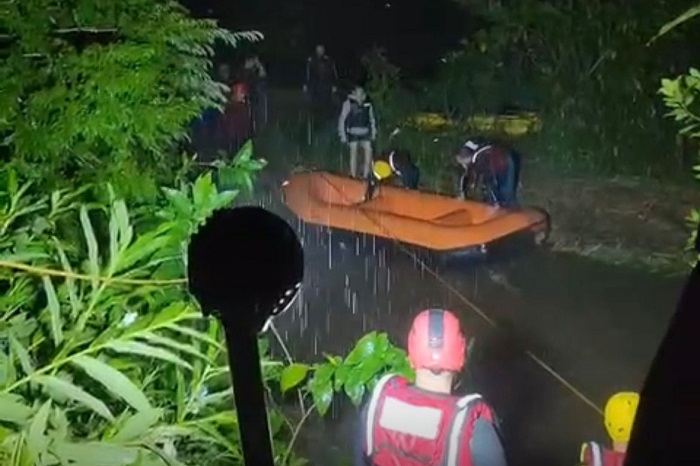 BOMBEIROS RESGATAM PESSOAS ILHADAS APÓS ‘CABEÇA D’ÁGUA’ EM ANTONINA