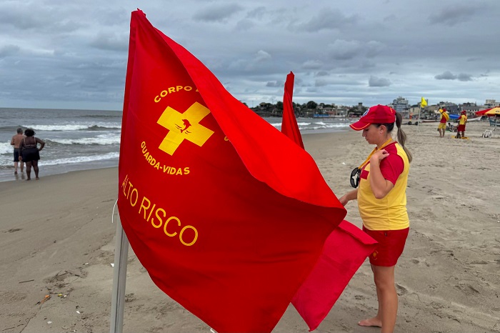 BOMBEIROS ALERTAM PARA O PERIGO DAS CORRENTES DE RETORNO NO LITORAL