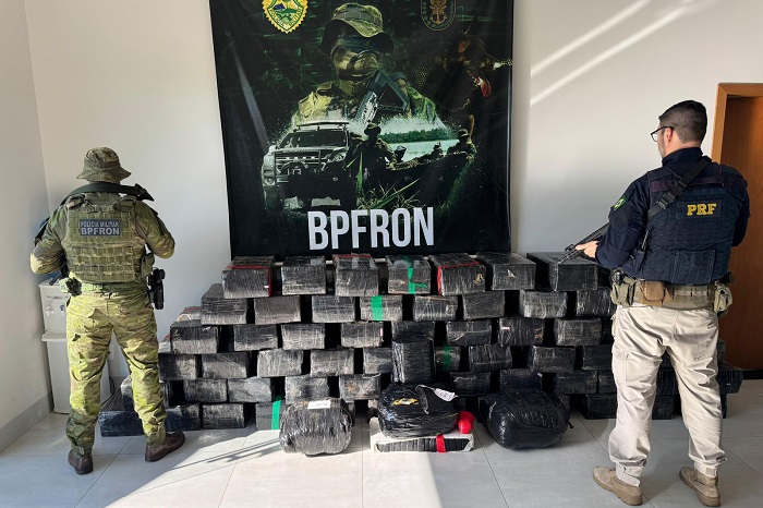 POLICIAIS APREENDEM 1.300 QUILOS DE MACONHA DURANTE OPERAÇÃO EM PEROBAL