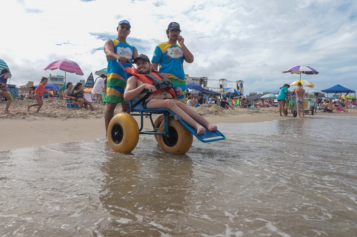 CADEIRAS ANFÍBIAS GARANTEM BANHO DE MAR PARA CADEIRANTES NO LITORAL PARANAENSE