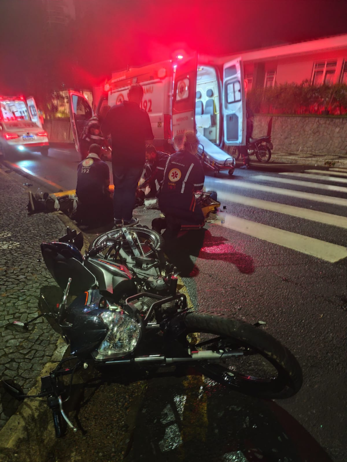 MOTOCICLISTA EM ESTADO GRAVE APÓS COLISÃO COM AMBULÂNCIA DO SAMU