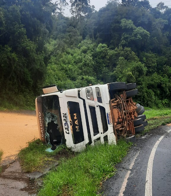 CAMINHÃO TOMBA NA PR-090 E MOTORISTA FICA FERIDO