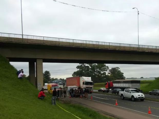 POLÍCIA PERSEGUE GRUPO SUSPEITO DE ROUBOS E UM DOS CRIMINOSOS É MORTO