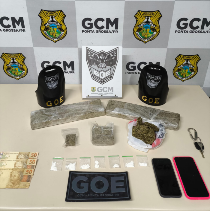 POLÍCIA APREENDE MAIS DE 2 KG DE DROGAS EM VEÍCULO SEM PLACA
