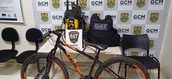 LADRÃO É PRESO APÓS FURTAR BICICLETAS E OBJETOS EM RESIDÊNCIA