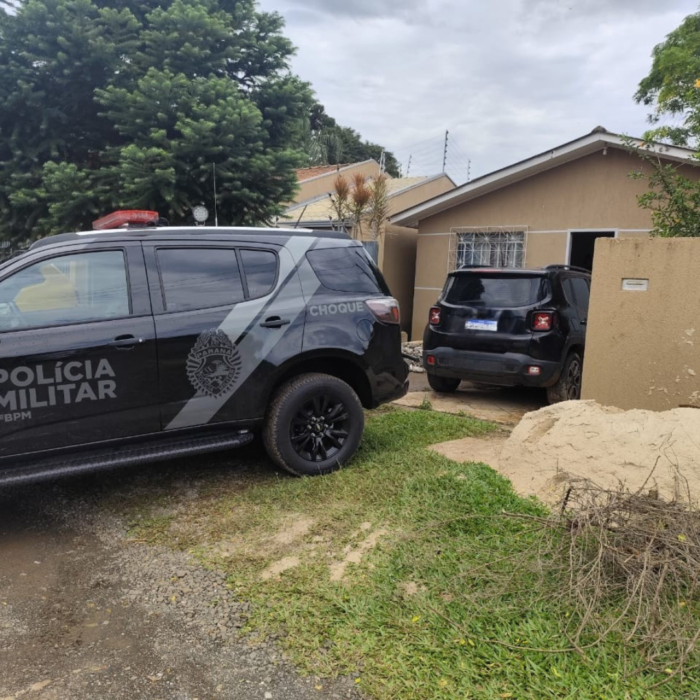POLÍCIA RECUPERA VEÍCULO ROUBADO E PRENDE DUPLA