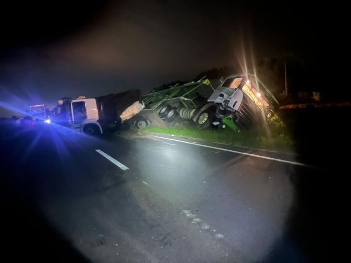 GRAVE ACIDENTE COM DOIS CAMINHÕES INTERDITA BR-376 EM PALMEIRA INDO PARA CURITIBA