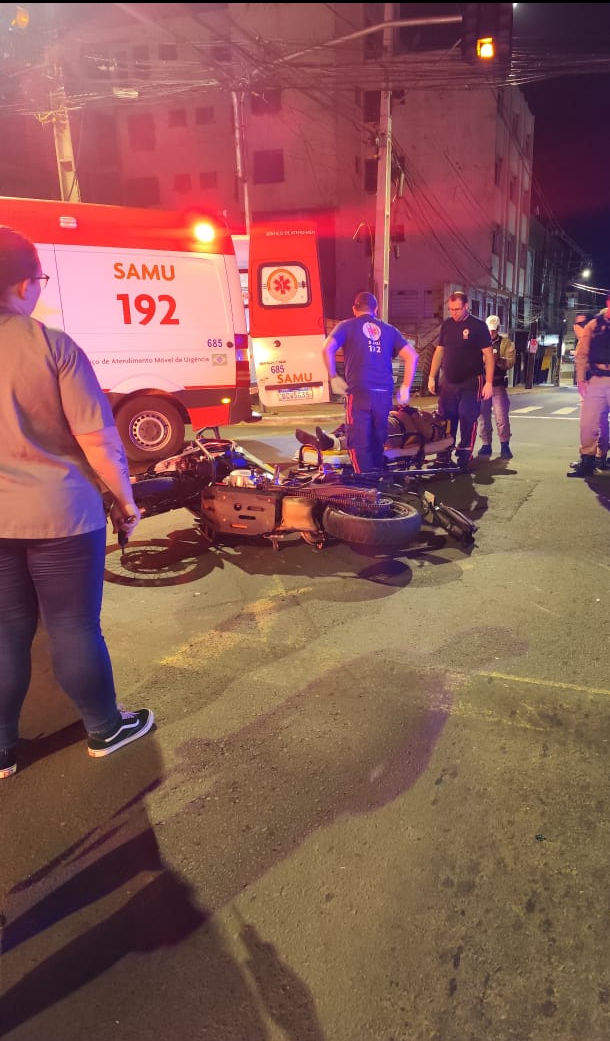 MOTOCICLISTA DA PM É ATINGIDO POR CARRO EM ALTA VELOCIDADE NO CENTRO