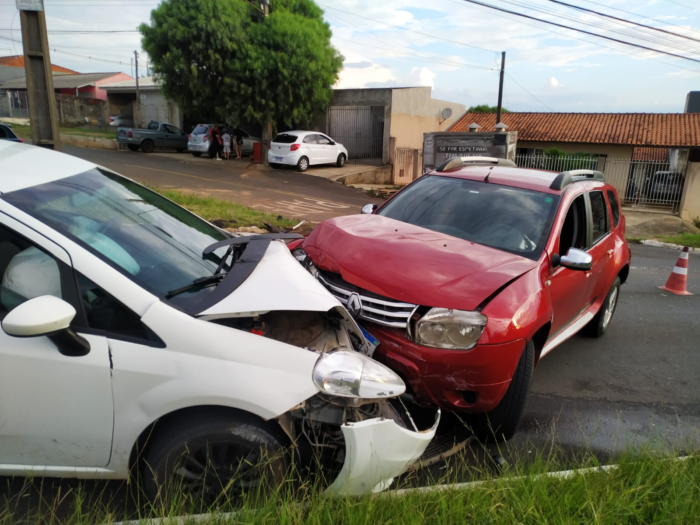 ACIDENTE DE TRÂNSITO NO BOA VISTA ENVOLVE TRÊS CARROS E DEIXA FERIDOS