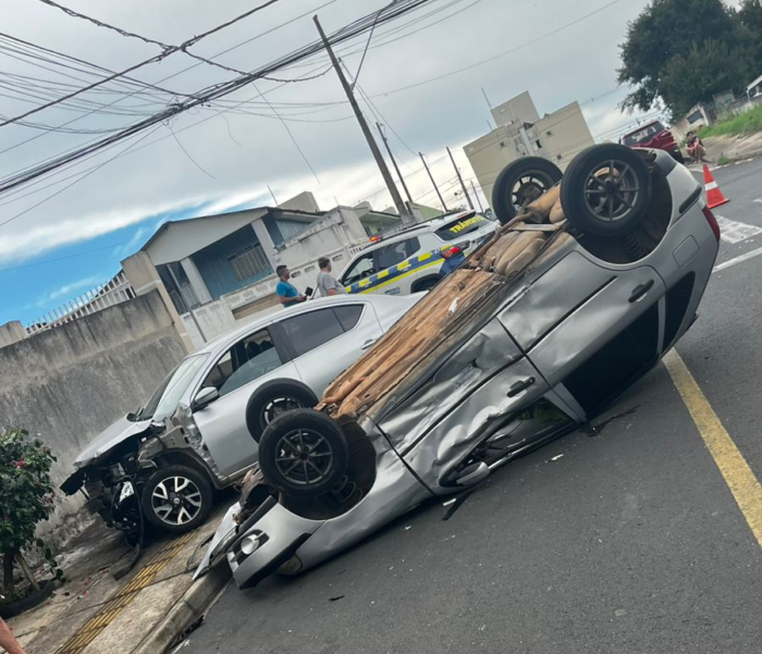 VEÍCULOS COLIDEM EM CRUZAMENTO E UM DELES CAPOTA NO BAIRRO ÓRFÃS