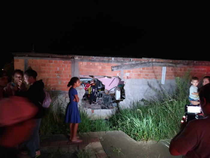 CARRO INVADE RESIDÊNCIA APÓS COLISÃO EM; MOTORISTA FICA FERIDO