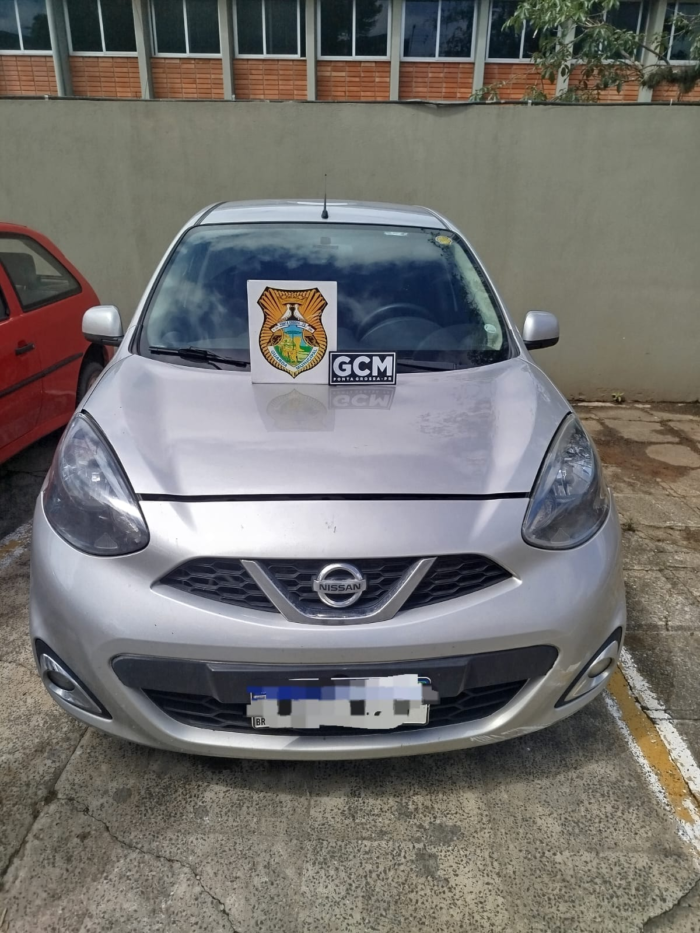 ADOLESCENTE E COMPARSA SÃO APREENDIDOS COM CARRO ROUBADO