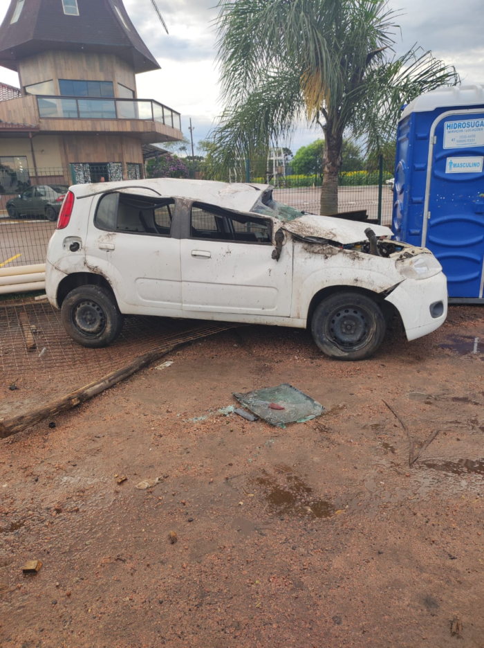 CAPOTAMENTO NA PR-151 DEIXA CONDUTORA FERIDA