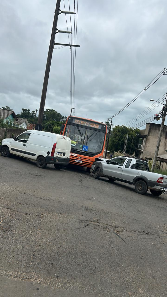 COLISÃO ENVOLVE TRÊS VEÍCULOS