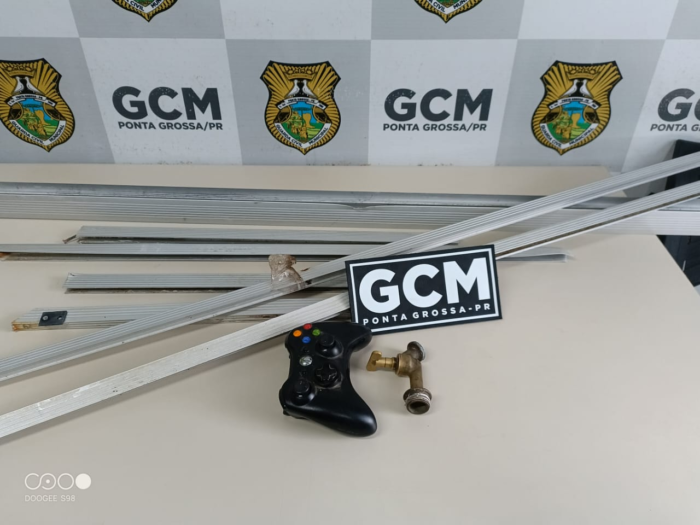 “FLAGRADO NO QUARTO COM CONTROLE DE VIDEOGAME NA MÃO: HOMEM É PRESO POR FURTO EM RESIDÊNCIA