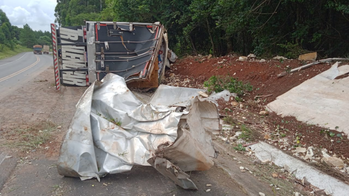 CARRETA CARREGADA DE MAÇÃS E PERAS TOMBA NA BR-153 ; MOTORISTA É SOCORRIDO DE AEROMÉDICO