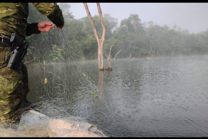 POLÍCIA MILITAR AMBIENTAL PRENDE PESCADORES EM FLAGRANTE