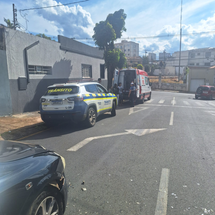 MOTOCICLISTA SE ACIDENTA APÓS SER FECHADO E INVADE CONTRAMÃO NA RUA FAGUNDES VARELA
