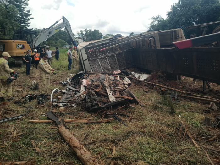 ACIDENTE COM CAMINHÃO E CARRO NA PR-340 DEIXA TRÊS MORTOS