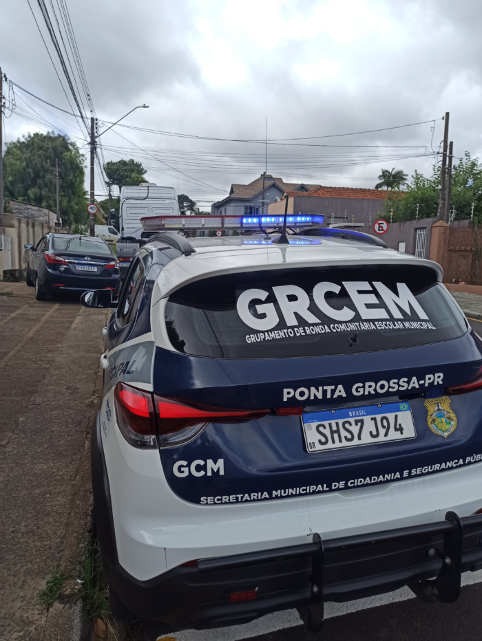 VEÍCULO COM REGISTRO DE FURTO É ENCONTRADO ABANDONADO EM PONTA GROSSA; HOMEM É PRESO