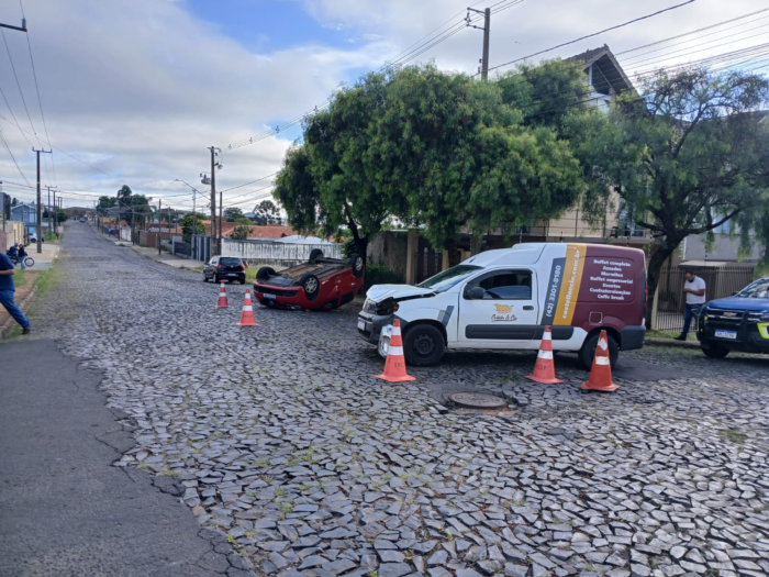COLISÃO ENTRE FIAT FIORINO E SANDERO DEIXA VEÍCULOS DANIFICADOS