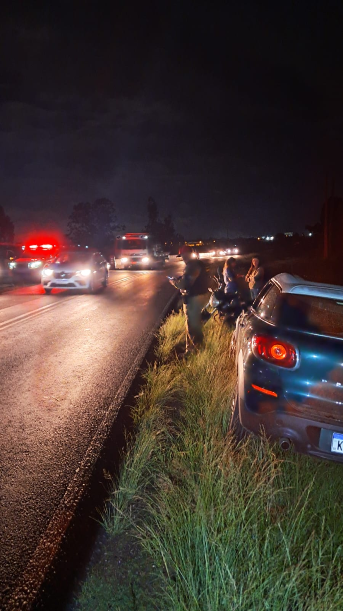 ACIDENTE COM VÍTIMA NA PR-151: MOTOCICLISTA COLIDE COM MINI COOPER