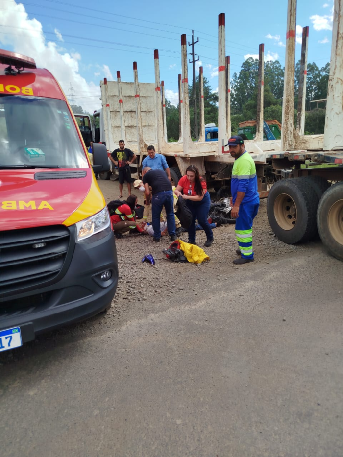 MOTOCICLISTA MORRE EM COLISÃO COM CARRETA NA PR-151