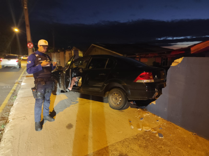 VEÍCULO COLIDE COM MURO E PORTÃO DE RESIDÊNCIA NA AVENIDA ALDO BONDE