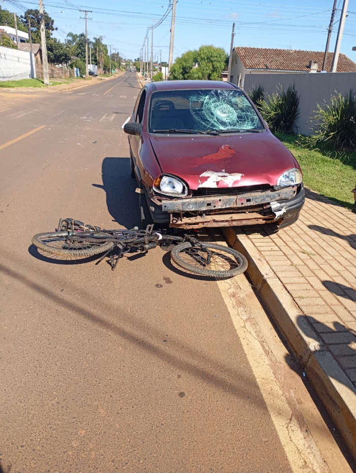 COLISÃO ENTRE CARRO E MOBILETE DEIXA MOTOCICLISTA FERIDO