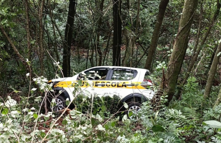 CARRO DE AUTOESCOLA É ROUBADO E ABANDONADO EM ÁREA DE MATA