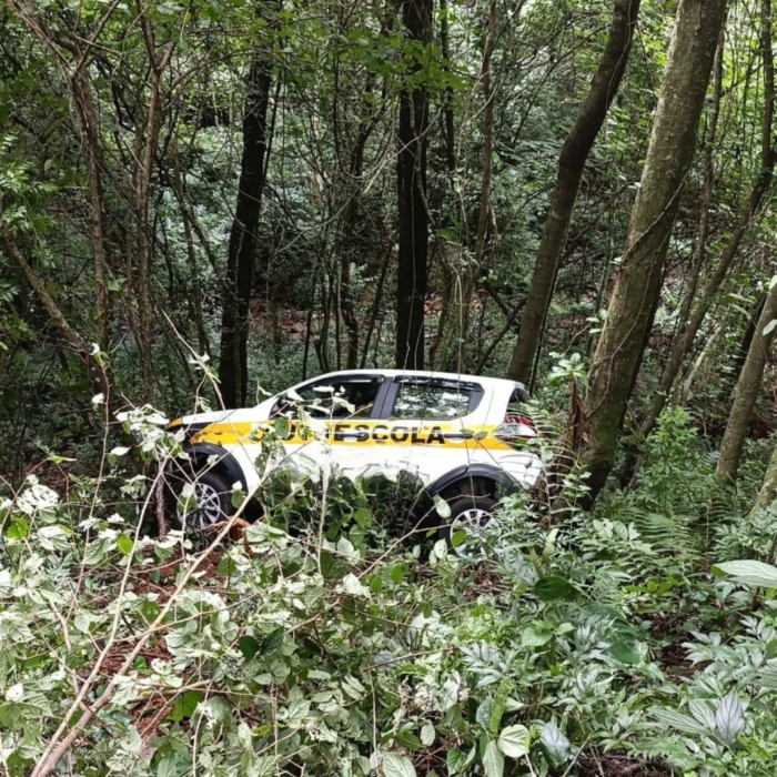 CARRO DE AUTOESCOLA É ROUBADO E ABANDONADO EM ÁREA DE MATA