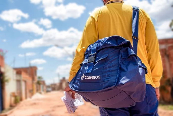 ASSALTANTES LEVAM RELÓGIO E CORRESPONDÊNCIAS DE FUNCIONÁRIO DOS CORREIOS