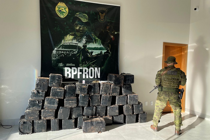 POLÍCIA MILITAR APREENDE 953 QUILOS DE MACONHA APÓS PERSEGUIÇÃO A HILUX