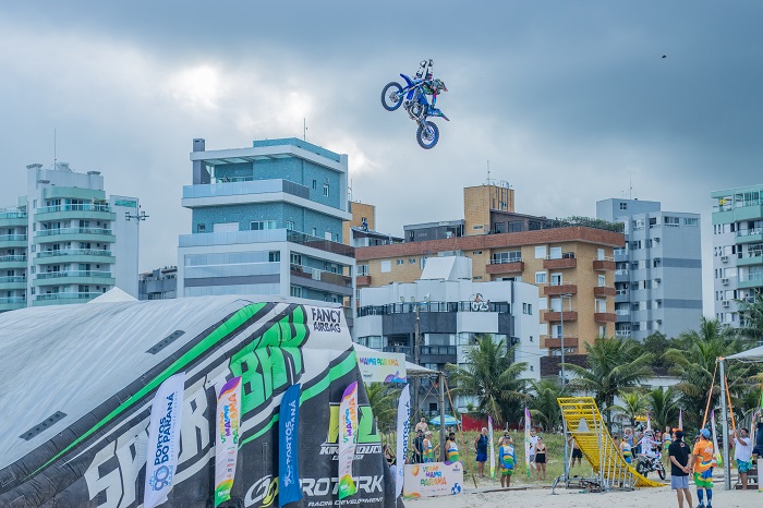 SHOW DE MOTOCROSS FREESTYLE ABRIU PROGRAMA ESPORTIVO DO VERÃO MAIOR PARANÁ