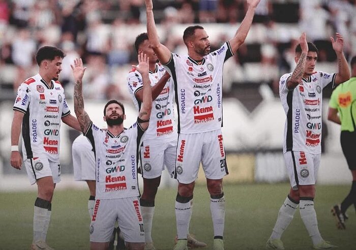 GABRIEL BOSCHILIA MARCA DUAS VEZES E GARANTE O OPERÁRIO LÍDER DO PARANAENSE