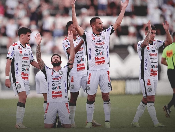GABRIEL BOSCHILIA MARCA DUAS VEZES E GARANTE O OPERÁRIO LÍDER DO PARANAENSE