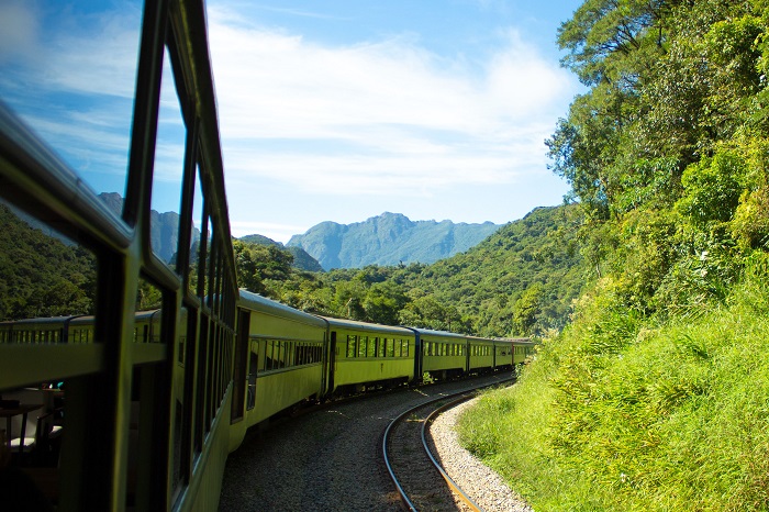 PASSEIO DE TREM ENTRE CURITIBA E MORRETES ESTÁ ENTRE OS MELHORES DO MUNDO