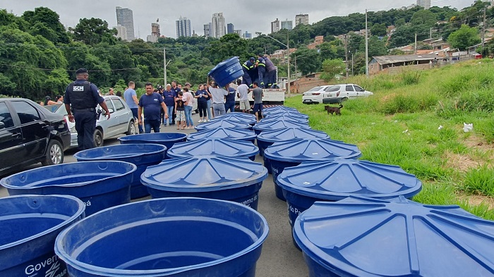 FAMÍLIAS DO GRALHA AZUL E VILA NOVA RECEBEM CAIXAS D’ÁGUA