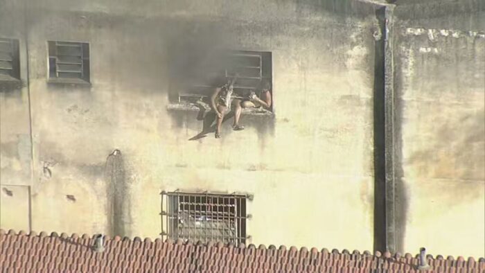INCÊNDIO EM FÁBRICA DE FANTASIAS NO RIO DEIXA 10 FERIDOS EM ESTADO GRAVE E DESTRÓI PRODUÇÃO PARA O CARNAVAL