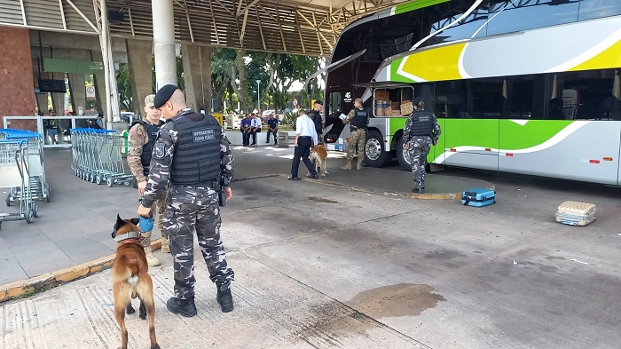 MULHER GRÁVIDA É PRESA NA RODOFERROVIÁRIA COM 19 QUILOS DE MACONHA