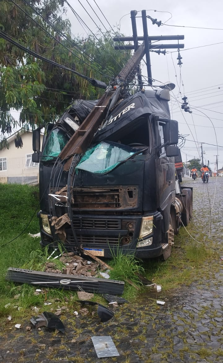 CAMINHÃO DESACOPLA E COLIDE COM POSTE DE ENERGIA